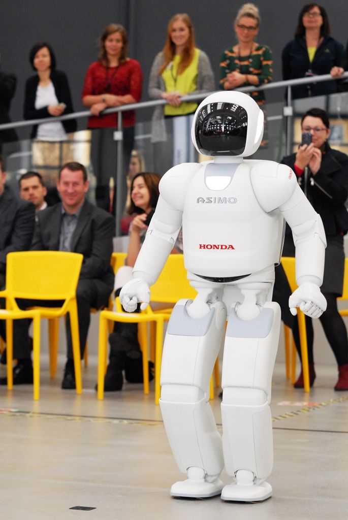 Tancem a dalšími dovednostmi pobavil návštěvníky narozeninové oslavy plzeňské Techmanie nejvyspělejší humanoidní robot na světě ASIMO. I když kvůli přerušenému spojení neukázal chůzi po schodech, běhání, mluvení nebo kopnutí do míče předvedl bravurně. (foto: 4.11.2014)