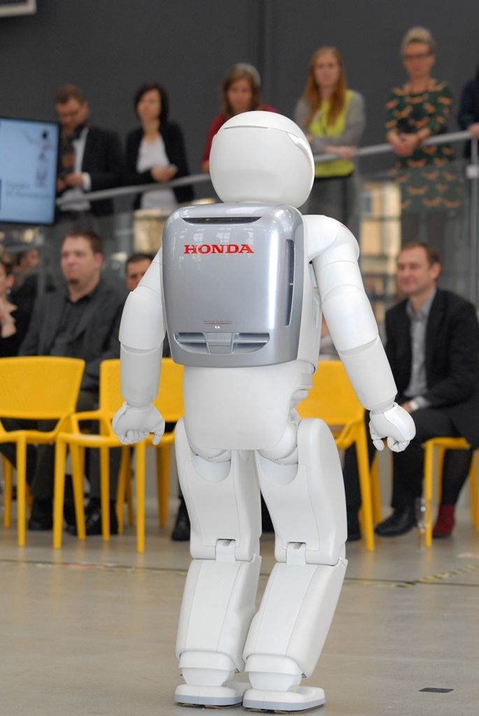 Tancem a dalšími dovednostmi pobavil návštěvníky narozeninové oslavy plzeňské Techmanie nejvyspělejší humanoidní robot na světě ASIMO. I když kvůli přerušenému spojení neukázal chůzi po schodech, běhání, mluvení nebo kopnutí do míče předvedl bravurně. (foto: 4.11.2014)