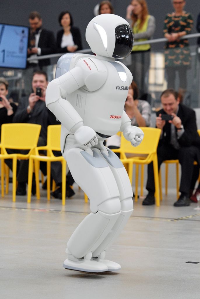 Tancem a dalšími dovednostmi pobavil návštěvníky narozeninové oslavy plzeňské Techmanie nejvyspělejší humanoidní robot na světě ASIMO. I když kvůli přerušenému spojení neukázal chůzi po schodech, běhání, mluvení nebo kopnutí do míče předvedl bravurně. (foto: 4.11.2014)