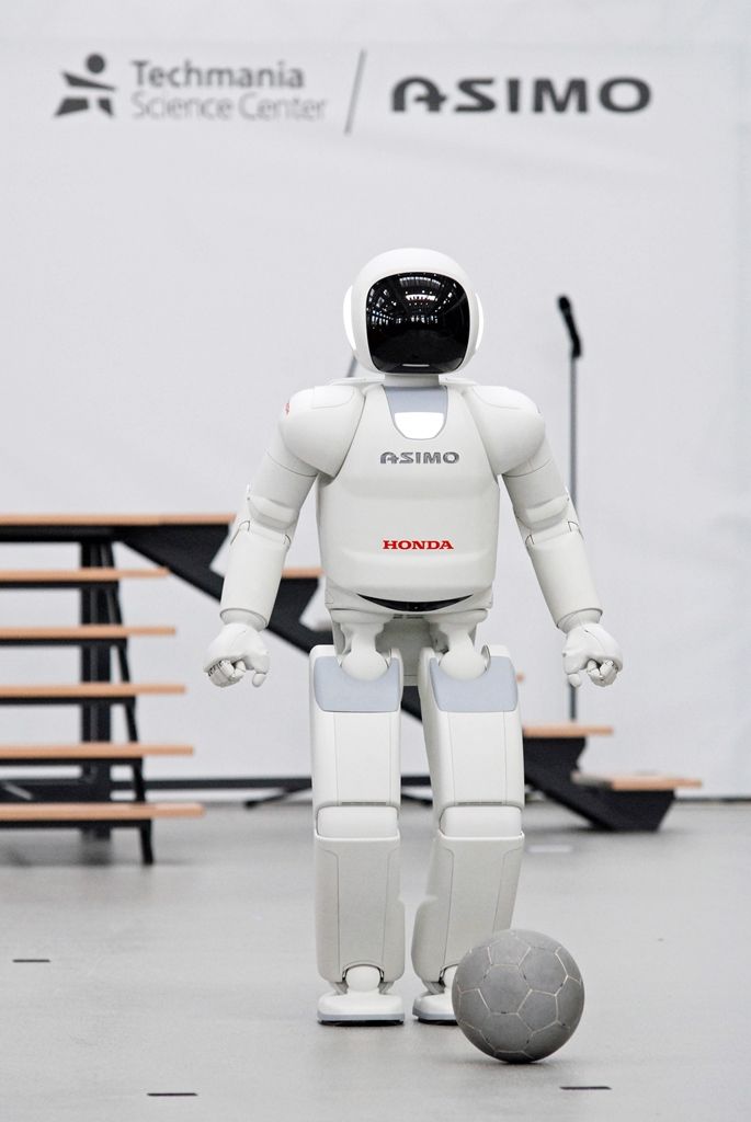 Tancem a dalšími dovednostmi pobavil návštěvníky narozeninové oslavy plzeňské Techmanie nejvyspělejší humanoidní robot na světě ASIMO. I když kvůli přerušenému spojení neukázal chůzi po schodech, běhání, mluvení nebo kopnutí do míče předvedl bravurně. (foto: 4.11.2014)