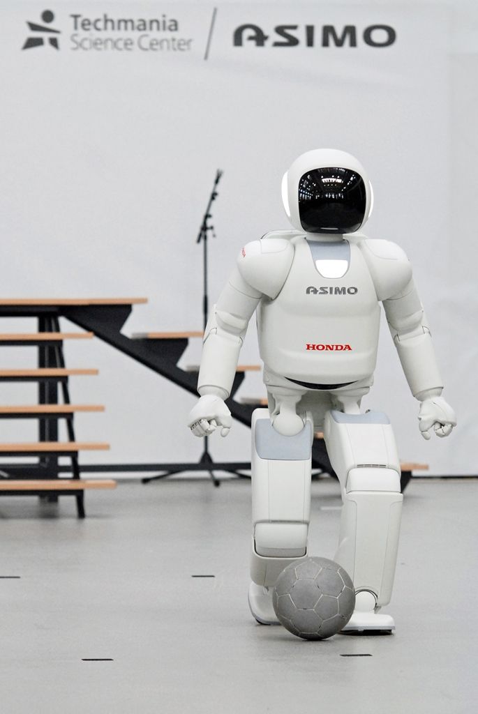 Tancem a dalšími dovednostmi pobavil návštěvníky narozeninové oslavy plzeňské Techmanie nejvyspělejší humanoidní robot na světě ASIMO. I když kvůli přerušenému spojení neukázal chůzi po schodech, běhání, mluvení nebo kopnutí do míče předvedl bravurně. (foto: 4.11.2014)