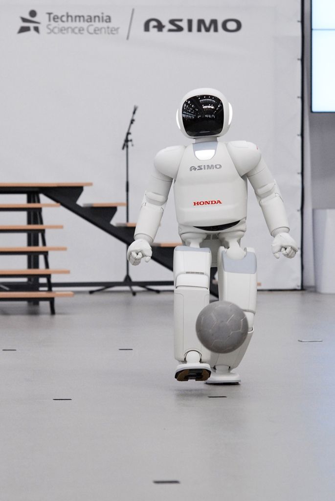 Robot Asimo se poprvé v České republice předvedl v plzeňské Techmanii (umí kopat do balonu a tancovat)