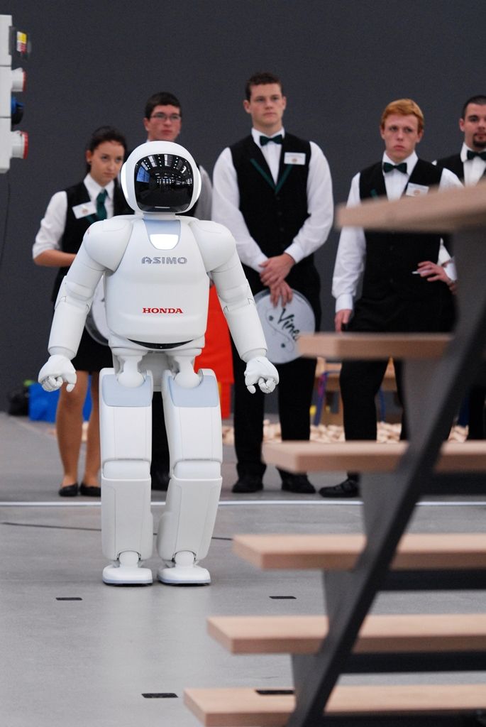 Tancem a dalšími dovednostmi pobavil návštěvníky narozeninové oslavy plzeňské Techmanie nejvyspělejší humanoidní robot na světě ASIMO. I když kvůli přerušenému spojení neukázal chůzi po schodech, běhání, mluvení nebo kopnutí do míče předvedl bravurně. (foto: 4.11.2014)