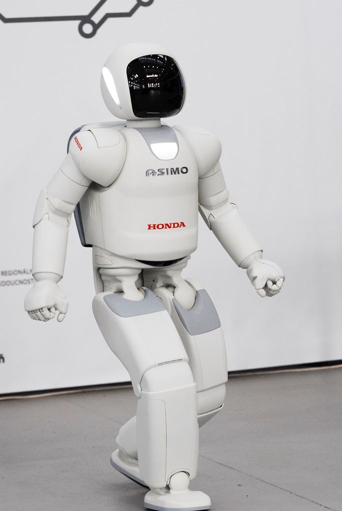Tancem a dalšími dovednostmi pobavil návštěvníky narozeninové oslavy plzeňské Techmanie nejvyspělejší humanoidní robot na světě ASIMO. I když kvůli přerušenému spojení neukázal chůzi po schodech, běhání, mluvení nebo kopnutí do míče předvedl bravurně. (foto: 4.11.2014)