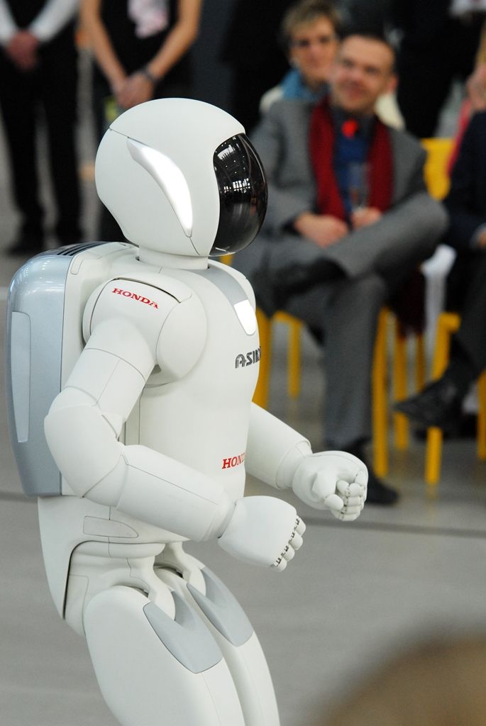 Tancem a dalšími dovednostmi pobavil návštěvníky narozeninové oslavy plzeňské Techmanie nejvyspělejší humanoidní robot na světě ASIMO. I když kvůli přerušenému spojení neukázal chůzi po schodech, běhání, mluvení nebo kopnutí do míče předvedl bravurně. (foto: 4.11.2014)