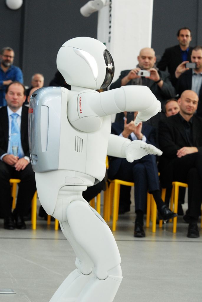 Tancem a dalšími dovednostmi pobavil návštěvníky narozeninové oslavy plzeňské Techmanie nejvyspělejší humanoidní robot na světě ASIMO. I když kvůli přerušenému spojení neukázal chůzi po schodech, běhání, mluvení nebo kopnutí do míče předvedl bravurně. (foto: 4.11.2014)