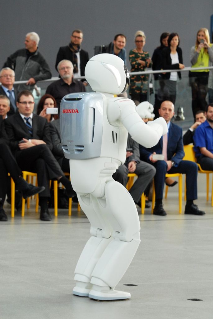 Tancem a dalšími dovednostmi pobavil návštěvníky narozeninové oslavy plzeňské Techmanie nejvyspělejší humanoidní robot na světě ASIMO. I když kvůli přerušenému spojení neukázal chůzi po schodech, běhání, mluvení nebo kopnutí do míče předvedl bravurně. (foto: 4.11.2014)