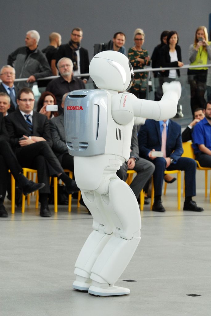 Tancem a dalšími dovednostmi pobavil návštěvníky narozeninové oslavy plzeňské Techmanie nejvyspělejší humanoidní robot na světě ASIMO. I když kvůli přerušenému spojení neukázal chůzi po schodech, běhání, mluvení nebo kopnutí do míče předvedl bravurně. (foto: 4.11.2014)