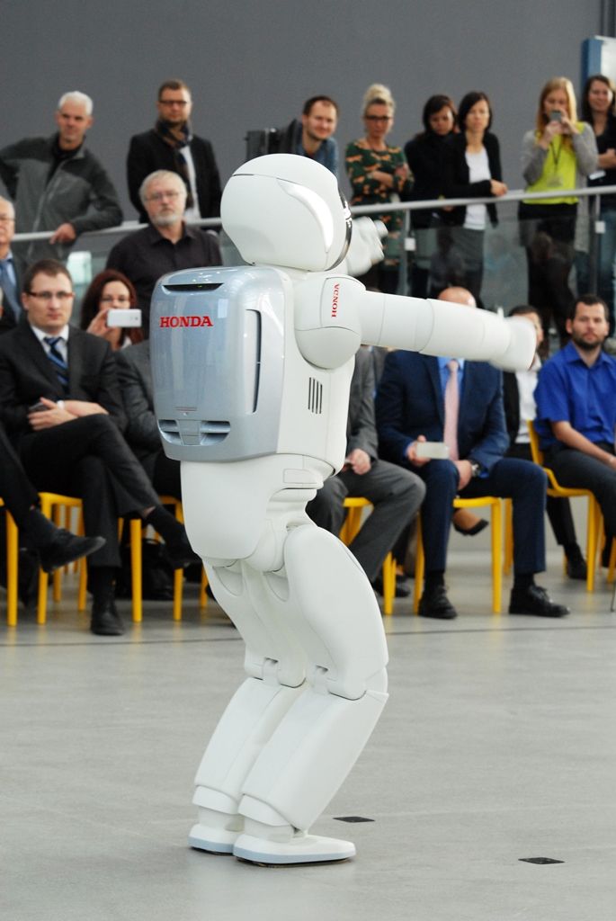 Tancem a dalšími dovednostmi pobavil návštěvníky narozeninové oslavy plzeňské Techmanie nejvyspělejší humanoidní robot na světě ASIMO. I když kvůli přerušenému spojení neukázal chůzi po schodech, běhání, mluvení nebo kopnutí do míče předvedl bravurně. (foto: 4.11.2014)