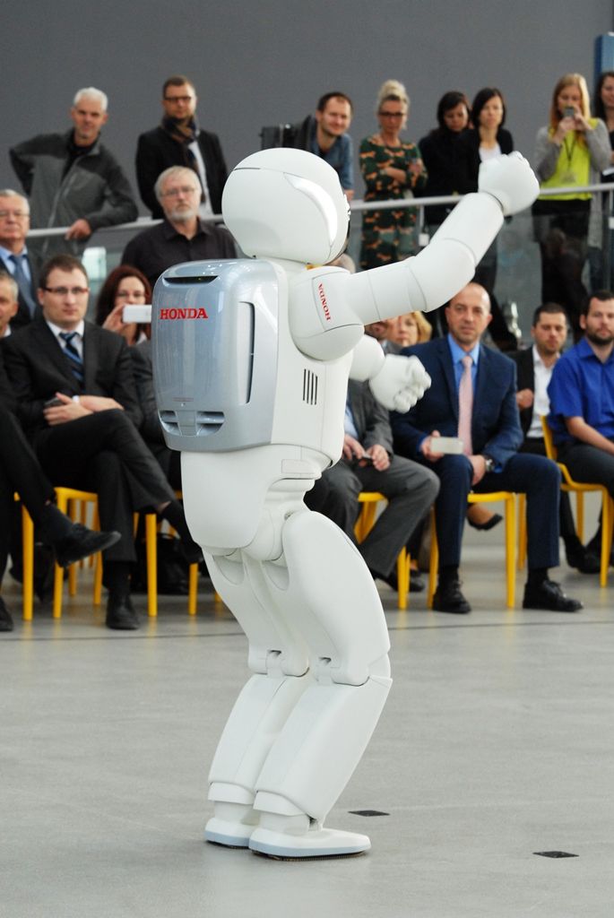 Tancem a dalšími dovednostmi pobavil návštěvníky narozeninové oslavy plzeňské Techmanie nejvyspělejší humanoidní robot na světě ASIMO. I když kvůli přerušenému spojení neukázal chůzi po schodech, běhání, mluvení nebo kopnutí do míče předvedl bravurně. (foto: 4.11.2014)