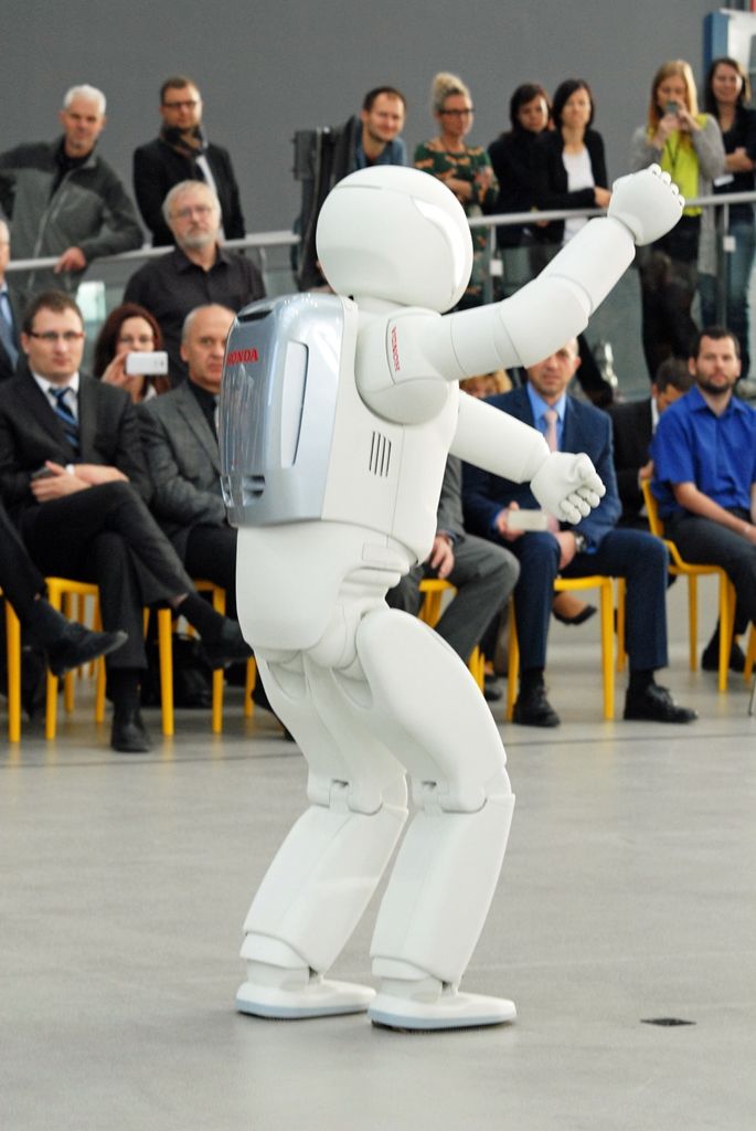 Tancem a dalšími dovednostmi pobavil návštěvníky narozeninové oslavy plzeňské Techmanie nejvyspělejší humanoidní robot na světě ASIMO. I když kvůli přerušenému spojení neukázal chůzi po schodech, běhání, mluvení nebo kopnutí do míče předvedl bravurně. (foto: 4.11.2014)