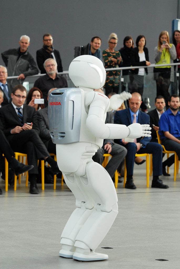 Tancem a dalšími dovednostmi pobavil návštěvníky narozeninové oslavy plzeňské Techmanie nejvyspělejší humanoidní robot na světě ASIMO. I když kvůli přerušenému spojení neukázal chůzi po schodech, běhání, mluvení nebo kopnutí do míče předvedl bravurně. (foto: 4.11.2014)