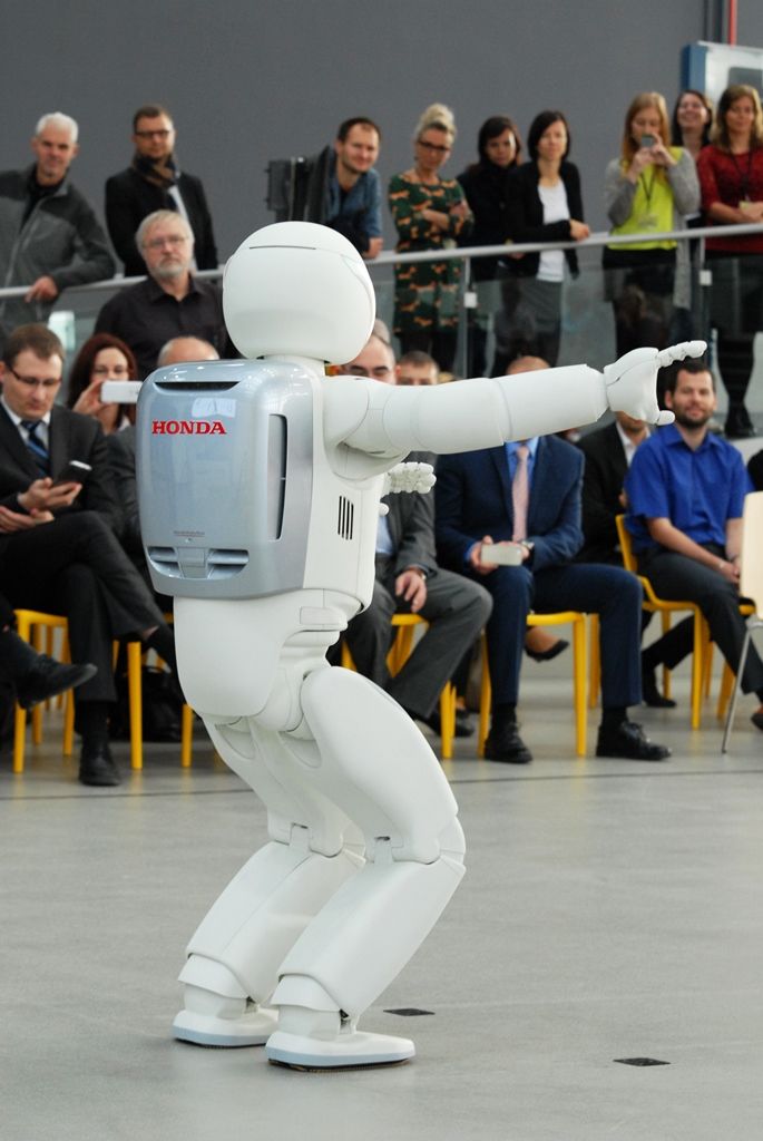 Tancem a dalšími dovednostmi pobavil návštěvníky narozeninové oslavy plzeňské Techmanie nejvyspělejší humanoidní robot na světě ASIMO. I když kvůli přerušenému spojení neukázal chůzi po schodech, běhání, mluvení nebo kopnutí do míče předvedl bravurně. (foto: 4.11.2014)