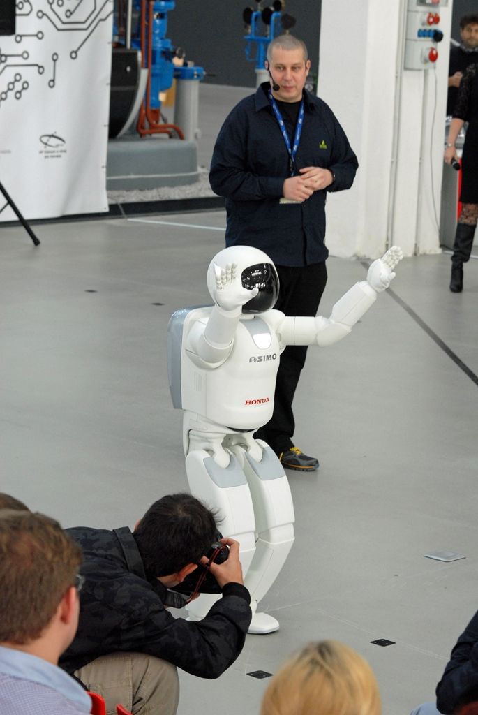 Tancem a dalšími dovednostmi pobavil návštěvníky narozeninové oslavy plzeňské Techmanie nejvyspělejší humanoidní robot na světě ASIMO. I když kvůli přerušenému spojení neukázal chůzi po schodech, běhání, mluvení nebo kopnutí do míče předvedl bravurně. (foto: 4.11.2014)