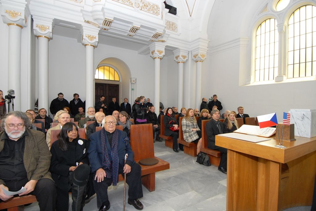 Ostatky Ladislava Sutnara a jeho manželky Františky byly dnes uloženy do čestného hrobu. Po 75 letech se tak manželé Sutnarovi vrátili do Plzně, města jejich narození i místa, kde se do sebe zamilovali. Současně s tím byl na ústředním hřbitově odhalen pomník, dílo Petra Vogela z Fakulty designu a umění Ladislava Sutnara. Na události se kromě fakulty podílelo také město Plzeň se svolením syna manželů Sutnarových, pana Radoslava. Aktu předcházelo vzpomínkové setkání v kapli sv. Václava, na kterém udělil primátor Martin Baxa Radoslavu Sutnarovi městskou historickou pečeť. (foto: 5.11.2014)