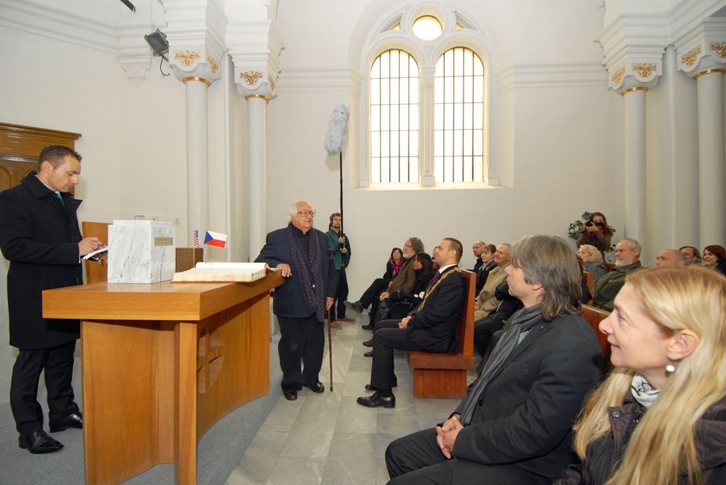 Ostatky Ladislava Sutnara a jeho manželky Františky byly dnes uloženy do čestného hrobu. Po 75 letech se tak manželé Sutnarovi vrátili do Plzně, města jejich narození i místa, kde se do sebe zamilovali. Současně s tím byl na ústředním hřbitově odhalen pomník, dílo Petra Vogela z Fakulty designu a umění Ladislava Sutnara. Na události se kromě fakulty podílelo také město Plzeň se svolením syna manželů Sutnarových, pana Radoslava. Aktu předcházelo vzpomínkové setkání v kapli sv. Václava, na kterém udělil primátor Martin Baxa Radoslavu Sutnarovi městskou historickou pečeť. (foto: 5.11.2014)