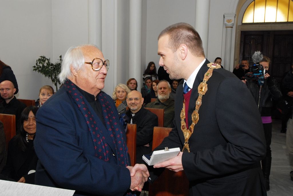 Ostatky Ladislava Sutnara a jeho manželky Františky byly dnes uloženy do čestného hrobu. Po 75 letech se tak manželé Sutnarovi vrátili do Plzně, města jejich narození i místa, kde se do sebe zamilovali. Současně s tím byl na ústředním hřbitově odhalen pomník, dílo Petra Vogela z Fakulty designu a umění Ladislava Sutnara. Na události se kromě fakulty podílelo také město Plzeň se svolením syna manželů Sutnarových, pana Radoslava. Aktu předcházelo vzpomínkové setkání v kapli sv. Václava, na kterém udělil primátor Martin Baxa Radoslavu Sutnarovi městskou historickou pečeť. (foto: 5.11.2014)