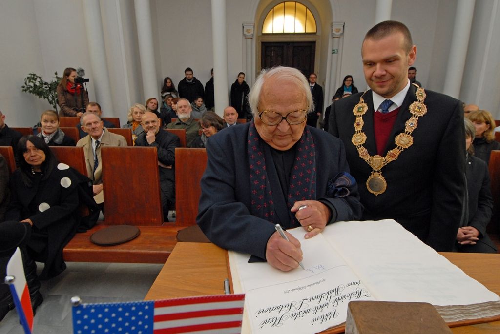 Ostatky Ladislava Sutnara a jeho manželky Františky byly dnes uloženy do čestného hrobu. Po 75 letech se tak manželé Sutnarovi vrátili do Plzně, města jejich narození i místa, kde se do sebe zamilovali. Současně s tím byl na ústředním hřbitově odhalen pomník, dílo Petra Vogela z Fakulty designu a umění Ladislava Sutnara. Na události se kromě fakulty podílelo také město Plzeň se svolením syna manželů Sutnarových, pana Radoslava. Aktu předcházelo vzpomínkové setkání v kapli sv. Václava, na kterém udělil primátor Martin Baxa Radoslavu Sutnarovi městskou historickou pečeť. (foto: 5.11.2014)