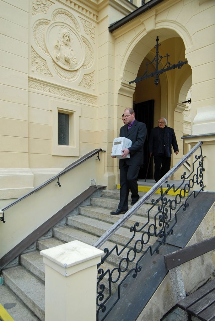 Ostatky Ladislava Sutnara a jeho manželky Františky byly dnes uloženy do čestného hrobu. Po 75 letech se tak manželé Sutnarovi vrátili do Plzně, města jejich narození i místa, kde se do sebe zamilovali. Současně s tím byl na ústředním hřbitově odhalen pomník, dílo Petra Vogela z Fakulty designu a umění Ladislava Sutnara. Na události se kromě fakulty podílelo také město Plzeň se svolením syna manželů Sutnarových, pana Radoslava. Aktu předcházelo vzpomínkové setkání v kapli sv. Václava, na kterém udělil primátor Martin Baxa Radoslavu Sutnarovi městskou historickou pečeť. (foto: 5.11.2014)