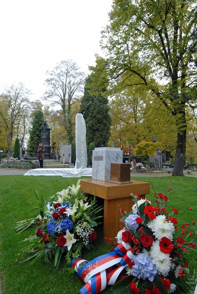 Ostatky Ladislava Sutnara a jeho manželky Františky byly dnes uloženy do čestného hrobu. Po 75 letech se tak manželé Sutnarovi vrátili do Plzně, města jejich narození i místa, kde se do sebe zamilovali. Současně s tím byl na ústředním hřbitově odhalen pomník, dílo Petra Vogela z Fakulty designu a umění Ladislava Sutnara. Na události se kromě fakulty podílelo také město Plzeň se svolením syna manželů Sutnarových, pana Radoslava. Aktu předcházelo vzpomínkové setkání v kapli sv. Václava, na kterém udělil primátor Martin Baxa Radoslavu Sutnarovi městskou historickou pečeť. (foto: 5.11.2014)