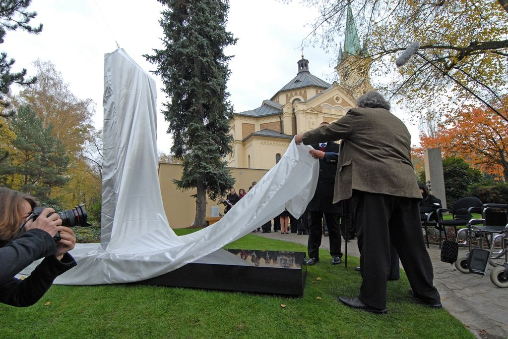 Ostatky Ladislava Sutnara a jeho manželky Františky byly dnes uloženy do čestného hrobu. Po 75 letech se tak manželé Sutnarovi vrátili do Plzně, města jejich narození i místa, kde se do sebe zamilovali. Současně s tím byl na ústředním hřbitově odhalen pomník, dílo Petra Vogela z Fakulty designu a umění Ladislava Sutnara. Na události se kromě fakulty podílelo také město Plzeň se svolením syna manželů Sutnarových, pana Radoslava. Aktu předcházelo vzpomínkové setkání v kapli sv. Václava, na kterém udělil primátor Martin Baxa Radoslavu Sutnarovi městskou historickou pečeť. (foto: 5.11.2014)
