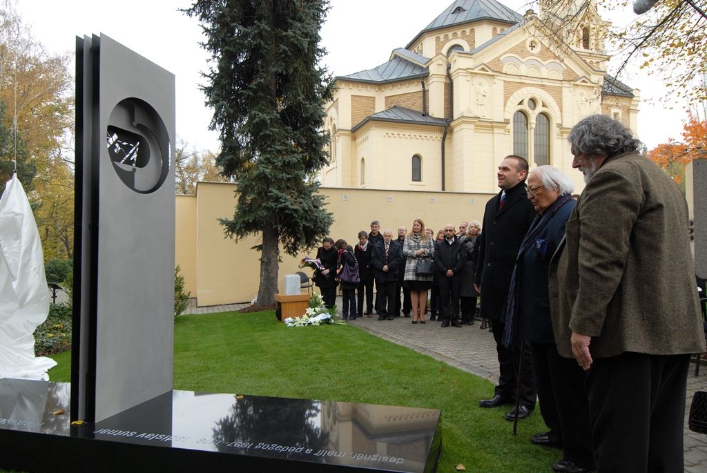 Ostatky Ladislava Sutnara a jeho manželky Františky byly dnes uloženy do čestného hrobu. Po 75 letech se tak manželé Sutnarovi vrátili do Plzně, města jejich narození i místa, kde se do sebe zamilovali. Současně s tím byl na ústředním hřbitově odhalen pomník, dílo Petra Vogela z Fakulty designu a umění Ladislava Sutnara. Na události se kromě fakulty podílelo také město Plzeň se svolením syna manželů Sutnarových, pana Radoslava. Aktu předcházelo vzpomínkové setkání v kapli sv. Václava, na kterém udělil primátor Martin Baxa Radoslavu Sutnarovi městskou historickou pečeť. (foto: 5.11.2014)