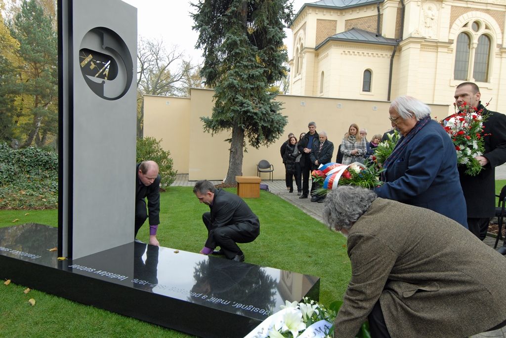 Ostatky Ladislava Sutnara a jeho manželky Františky byly dnes uloženy do čestného hrobu. Po 75 letech se tak manželé Sutnarovi vrátili do Plzně, města jejich narození i místa, kde se do sebe zamilovali. Současně s tím byl na ústředním hřbitově odhalen pomník, dílo Petra Vogela z Fakulty designu a umění Ladislava Sutnara. Na události se kromě fakulty podílelo také město Plzeň se svolením syna manželů Sutnarových, pana Radoslava. Aktu předcházelo vzpomínkové setkání v kapli sv. Václava, na kterém udělil primátor Martin Baxa Radoslavu Sutnarovi městskou historickou pečeť. (foto: 5.11.2014)