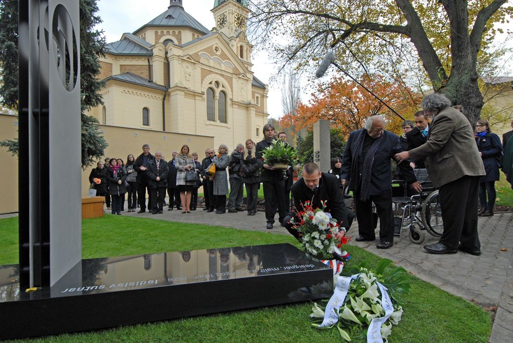 Ostatky Ladislava Sutnara a jeho manželky Františky byly dnes uloženy do čestného hrobu. Po 75 letech se tak manželé Sutnarovi vrátili do Plzně, města jejich narození i místa, kde se do sebe zamilovali. Současně s tím byl na ústředním hřbitově odhalen pomník, dílo Petra Vogela z Fakulty designu a umění Ladislava Sutnara. Na události se kromě fakulty podílelo také město Plzeň se svolením syna manželů Sutnarových, pana Radoslava. Aktu předcházelo vzpomínkové setkání v kapli sv. Václava, na kterém udělil primátor Martin Baxa Radoslavu Sutnarovi městskou historickou pečeť. (foto: 5.11.2014)