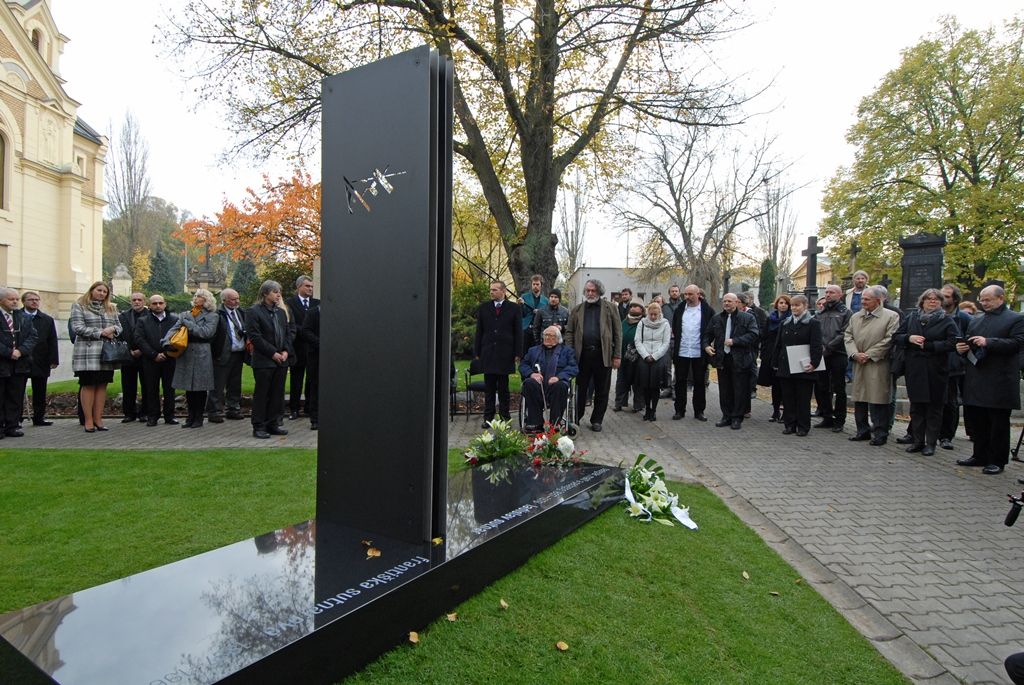 Ostatky Ladislava Sutnara a jeho manželky Františky byly dnes uloženy do čestného hrobu. Po 75 letech se tak manželé Sutnarovi vrátili do Plzně, města jejich narození i místa, kde se do sebe zamilovali. Současně s tím byl na ústředním hřbitově odhalen pomník, dílo Petra Vogela z Fakulty designu a umění Ladislava Sutnara. Na události se kromě fakulty podílelo také město Plzeň se svolením syna manželů Sutnarových, pana Radoslava. Aktu předcházelo vzpomínkové setkání v kapli sv. Václava, na kterém udělil primátor Martin Baxa Radoslavu Sutnarovi městskou historickou pečeť. (foto: 5.11.2014)