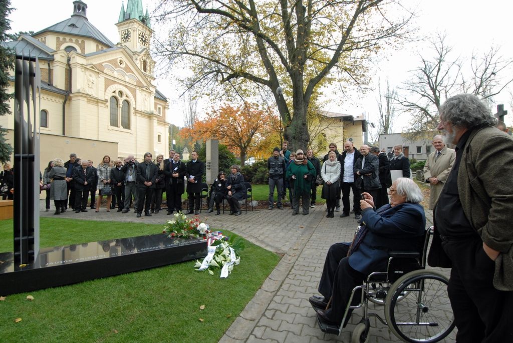 Ostatky Ladislava Sutnara a jeho manželky Františky byly dnes uloženy do čestného hrobu. Po 75 letech se tak manželé Sutnarovi vrátili do Plzně, města jejich narození i místa, kde se do sebe zamilovali. Současně s tím byl na ústředním hřbitově odhalen pomník, dílo Petra Vogela z Fakulty designu a umění Ladislava Sutnara. Na události se kromě fakulty podílelo také město Plzeň se svolením syna manželů Sutnarových, pana Radoslava. Aktu předcházelo vzpomínkové setkání v kapli sv. Václava, na kterém udělil primátor Martin Baxa Radoslavu Sutnarovi městskou historickou pečeť. (foto: 5.11.2014)