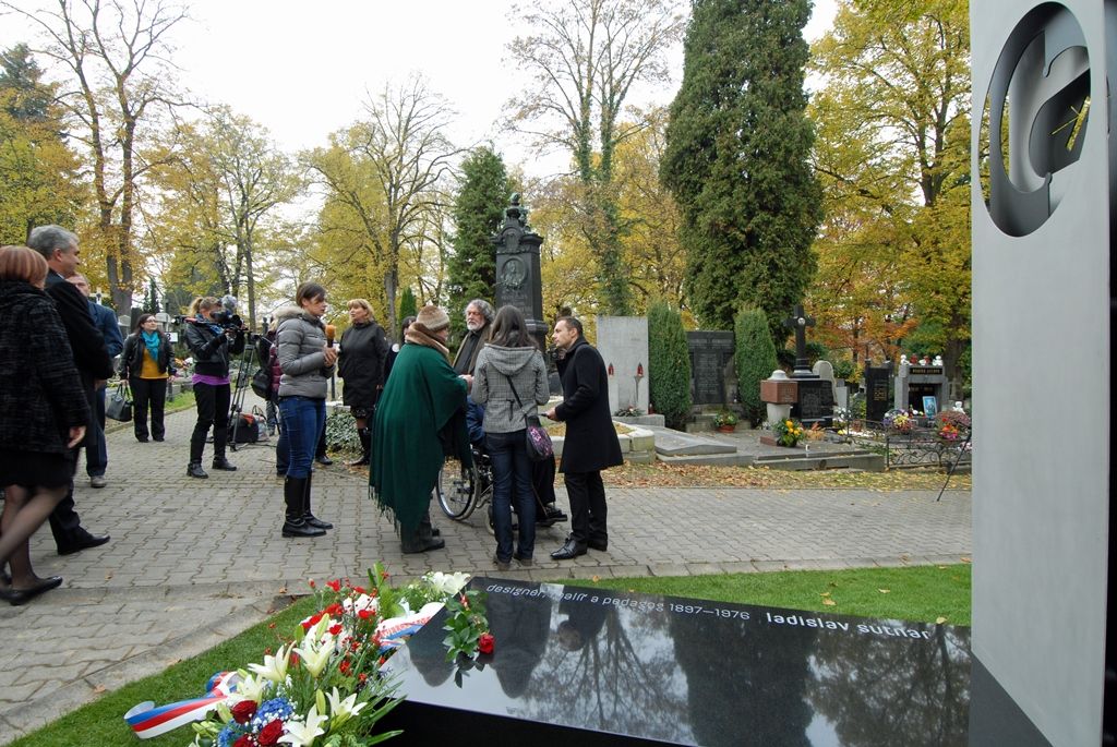 Ostatky Ladislava Sutnara a jeho manželky Františky byly dnes uloženy do čestného hrobu. Po 75 letech se tak manželé Sutnarovi vrátili do Plzně, města jejich narození i místa, kde se do sebe zamilovali. Současně s tím byl na ústředním hřbitově odhalen pomník, dílo Petra Vogela z Fakulty designu a umění Ladislava Sutnara. Na události se kromě fakulty podílelo také město Plzeň se svolením syna manželů Sutnarových, pana Radoslava. Aktu předcházelo vzpomínkové setkání v kapli sv. Václava, na kterém udělil primátor Martin Baxa Radoslavu Sutnarovi městskou historickou pečeť. (foto: 5.11.2014)