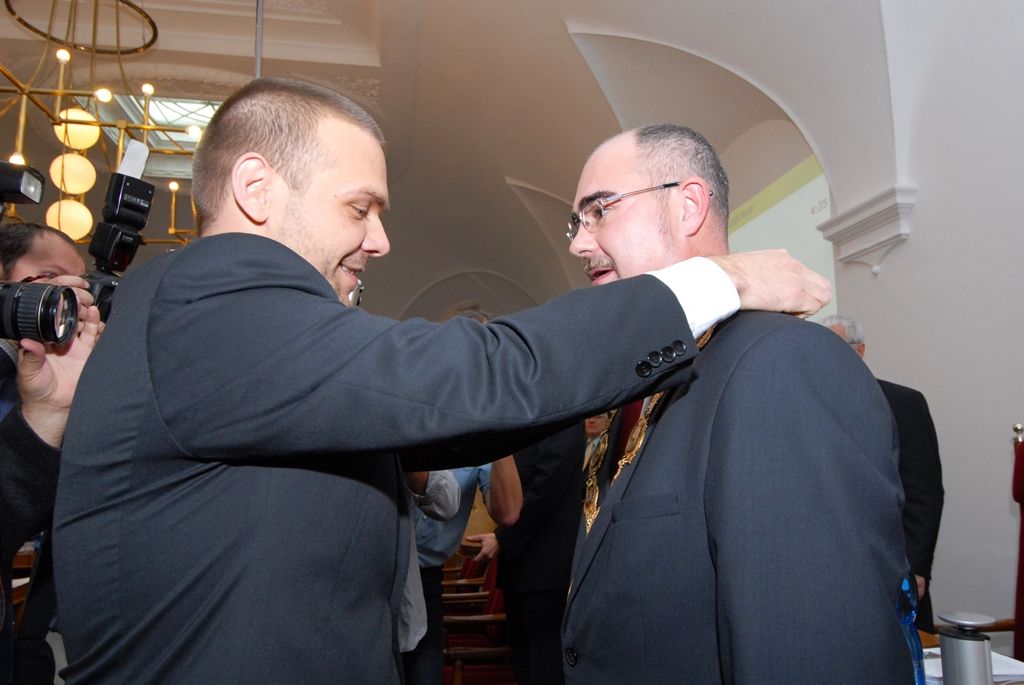 Primátorem byl 28 hlasy zvolen Martin Zrzavecký (ČSSD), prvním náměstkem pro oblast kultury, cestovního ruchu, památkové péče a projektu Plzeň – Evropské hlavní město kultury 2015 Martin Baxa z ODS (27 hlasy), náměstkem pro oblast ekonomickou Pavel Kotas z ČSSD (27 hlasy), náměstkem pro oblast dopravy a životního prostředí Petr Náhlík z KDU - ČSL (27 hlasy), náměstkem pro oblast technickou Pavel Šindelář z ODS (28 hlasy) a náměstkyní pro oblast školství a sociálních věcí Eva Herinková z ČSSD (27 hlasy). Zastupitelstvo zvolilo i ostatní uvolněné členy rady pro oblast nakládání s majetkem města Helenu Matoušovou z ODS (27 hlasy), pro oblast podpory podnikání a sportu Michala Dvořáka z hnutí Občané patrioti (28 hlasy) a neuvolněného člena rady pro oblast správy městských nemovitostí Davida Šloufa z ODS (27 hlasy). (foto: 6.11.2014)