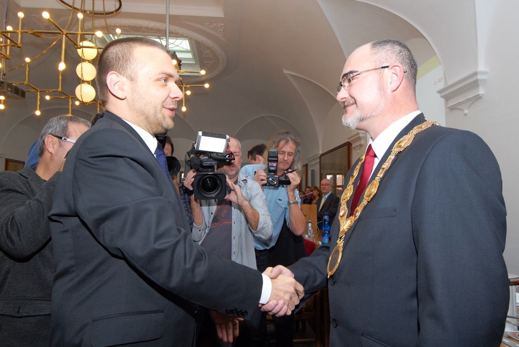 Primátorem byl 28 hlasy zvolen Martin Zrzavecký (ČSSD), prvním náměstkem pro oblast kultury, cestovního ruchu, památkové péče a projektu Plzeň – Evropské hlavní město kultury 2015 Martin Baxa z ODS (27 hlasy), náměstkem pro oblast ekonomickou Pavel Kotas z ČSSD (27 hlasy), náměstkem pro oblast dopravy a životního prostředí Petr Náhlík z KDU - ČSL (27 hlasy), náměstkem pro oblast technickou Pavel Šindelář z ODS (28 hlasy) a náměstkyní pro oblast školství a sociálních věcí Eva Herinková z ČSSD (27 hlasy). Zastupitelstvo zvolilo i ostatní uvolněné členy rady pro oblast nakládání s majetkem města Helenu Matoušovou z ODS (27 hlasy), pro oblast podpory podnikání a sportu Michala Dvořáka z hnutí Občané patrioti (28 hlasy) a neuvolněného člena rady pro oblast správy městských nemovitostí Davida Šloufa z ODS (27 hlasy). (foto: 6.11.2014)