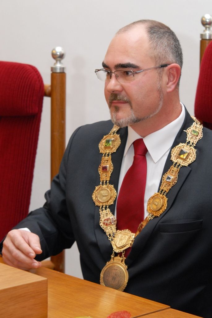 Primátorem byl 28 hlasy zvolen Martin Zrzavecký (ČSSD), prvním náměstkem pro oblast kultury, cestovního ruchu, památkové péče a projektu Plzeň – Evropské hlavní město kultury 2015 Martin Baxa z ODS (27 hlasy), náměstkem pro oblast ekonomickou Pavel Kotas z ČSSD (27 hlasy), náměstkem pro oblast dopravy a životního prostředí Petr Náhlík z KDU - ČSL (27 hlasy), náměstkem pro oblast technickou Pavel Šindelář z ODS (28 hlasy) a náměstkyní pro oblast školství a sociálních věcí Eva Herinková z ČSSD (27 hlasy). Zastupitelstvo zvolilo i ostatní uvolněné členy rady pro oblast nakládání s majetkem města Helenu Matoušovou z ODS (27 hlasy), pro oblast podpory podnikání a sportu Michala Dvořáka z hnutí Občané patrioti (28 hlasy) a neuvolněného člena rady pro oblast správy městských nemovitostí Davida Šloufa z ODS (27 hlasy). (foto: 6.11.2014)
