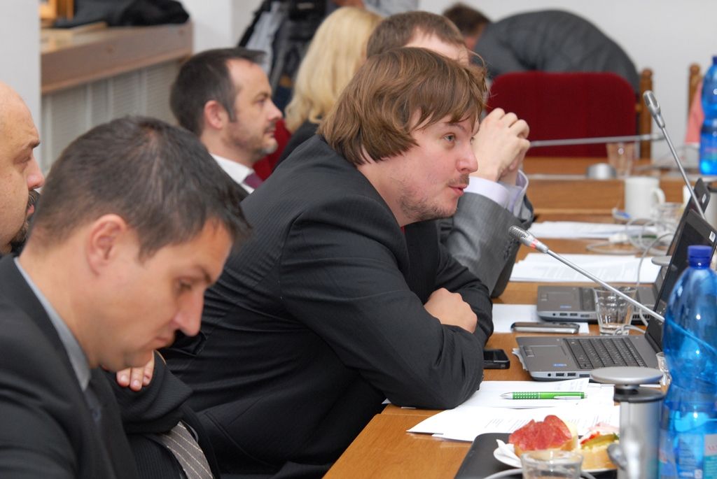 Primátorem byl 28 hlasy zvolen Martin Zrzavecký (ČSSD), prvním náměstkem pro oblast kultury, cestovního ruchu, památkové péče a projektu Plzeň – Evropské hlavní město kultury 2015 Martin Baxa z ODS (27 hlasy), náměstkem pro oblast ekonomickou Pavel Kotas z ČSSD (27 hlasy), náměstkem pro oblast dopravy a životního prostředí Petr Náhlík z KDU - ČSL (27 hlasy), náměstkem pro oblast technickou Pavel Šindelář z ODS (28 hlasy) a náměstkyní pro oblast školství a sociálních věcí Eva Herinková z ČSSD (27 hlasy). Zastupitelstvo zvolilo i ostatní uvolněné členy rady pro oblast nakládání s majetkem města Helenu Matoušovou z ODS (27 hlasy), pro oblast podpory podnikání a sportu Michala Dvořáka z hnutí Občané patrioti (28 hlasy) a neuvolněného člena rady pro oblast správy městských nemovitostí Davida Šloufa z ODS (27 hlasy). (foto: 6.11.2014)