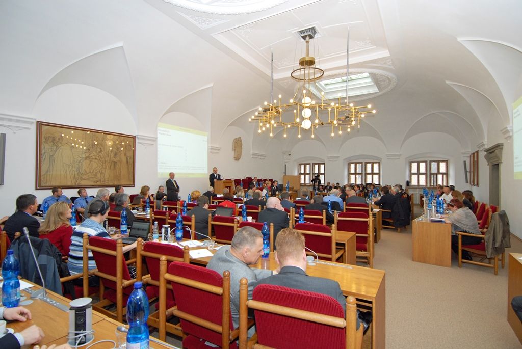 Primátorem byl 28 hlasy zvolen Martin Zrzavecký (ČSSD), prvním náměstkem pro oblast kultury, cestovního ruchu, památkové péče a projektu Plzeň – Evropské hlavní město kultury 2015 Martin Baxa z ODS (27 hlasy), náměstkem pro oblast ekonomickou Pavel Kotas z ČSSD (27 hlasy), náměstkem pro oblast dopravy a životního prostředí Petr Náhlík z KDU - ČSL (27 hlasy), náměstkem pro oblast technickou Pavel Šindelář z ODS (28 hlasy) a náměstkyní pro oblast školství a sociálních věcí Eva Herinková z ČSSD (27 hlasy). Zastupitelstvo zvolilo i ostatní uvolněné členy rady pro oblast nakládání s majetkem města Helenu Matoušovou z ODS (27 hlasy), pro oblast podpory podnikání a sportu Michala Dvořáka z hnutí Občané patrioti (28 hlasy) a neuvolněného člena rady pro oblast správy městských nemovitostí Davida Šloufa z ODS (27 hlasy). (foto: 6.11.2014)