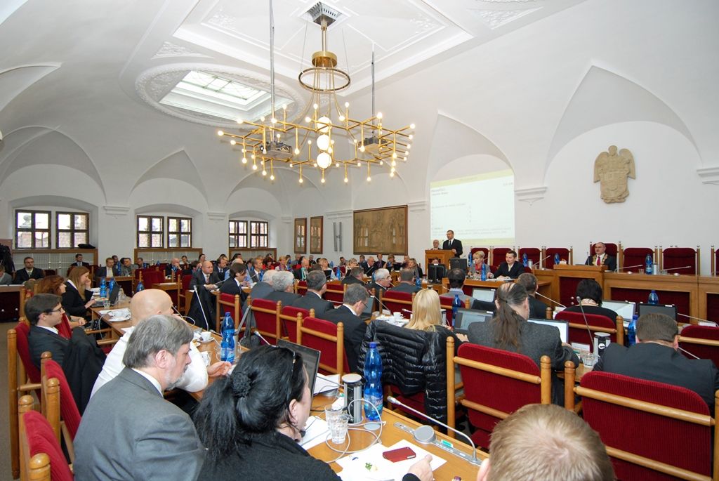 Primátorem byl 28 hlasy zvolen Martin Zrzavecký (ČSSD), prvním náměstkem pro oblast kultury, cestovního ruchu, památkové péče a projektu Plzeň – Evropské hlavní město kultury 2015 Martin Baxa z ODS (27 hlasy), náměstkem pro oblast ekonomickou Pavel Kotas z ČSSD (27 hlasy), náměstkem pro oblast dopravy a životního prostředí Petr Náhlík z KDU - ČSL (27 hlasy), náměstkem pro oblast technickou Pavel Šindelář z ODS (28 hlasy) a náměstkyní pro oblast školství a sociálních věcí Eva Herinková z ČSSD (27 hlasy). Zastupitelstvo zvolilo i ostatní uvolněné členy rady pro oblast nakládání s majetkem města Helenu Matoušovou z ODS (27 hlasy), pro oblast podpory podnikání a sportu Michala Dvořáka z hnutí Občané patrioti (28 hlasy) a neuvolněného člena rady pro oblast správy městských nemovitostí Davida Šloufa z ODS (27 hlasy). (foto: 6.11.2014)