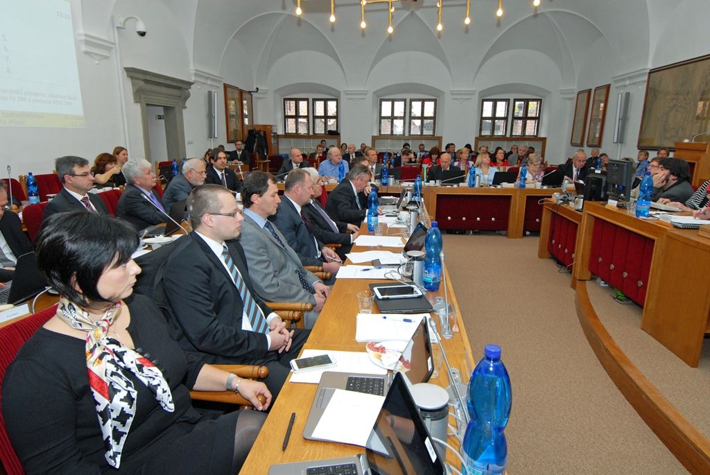 Primátorem byl 28 hlasy zvolen Martin Zrzavecký (ČSSD), prvním náměstkem pro oblast kultury, cestovního ruchu, památkové péče a projektu Plzeň – Evropské hlavní město kultury 2015 Martin Baxa z ODS (27 hlasy), náměstkem pro oblast ekonomickou Pavel Kotas z ČSSD (27 hlasy), náměstkem pro oblast dopravy a životního prostředí Petr Náhlík z KDU - ČSL (27 hlasy), náměstkem pro oblast technickou Pavel Šindelář z ODS (28 hlasy) a náměstkyní pro oblast školství a sociálních věcí Eva Herinková z ČSSD (27 hlasy). Zastupitelstvo zvolilo i ostatní uvolněné členy rady pro oblast nakládání s majetkem města Helenu Matoušovou z ODS (27 hlasy), pro oblast podpory podnikání a sportu Michala Dvořáka z hnutí Občané patrioti (28 hlasy) a neuvolněného člena rady pro oblast správy městských nemovitostí Davida Šloufa z ODS (27 hlasy). (foto: 6.11.2014)