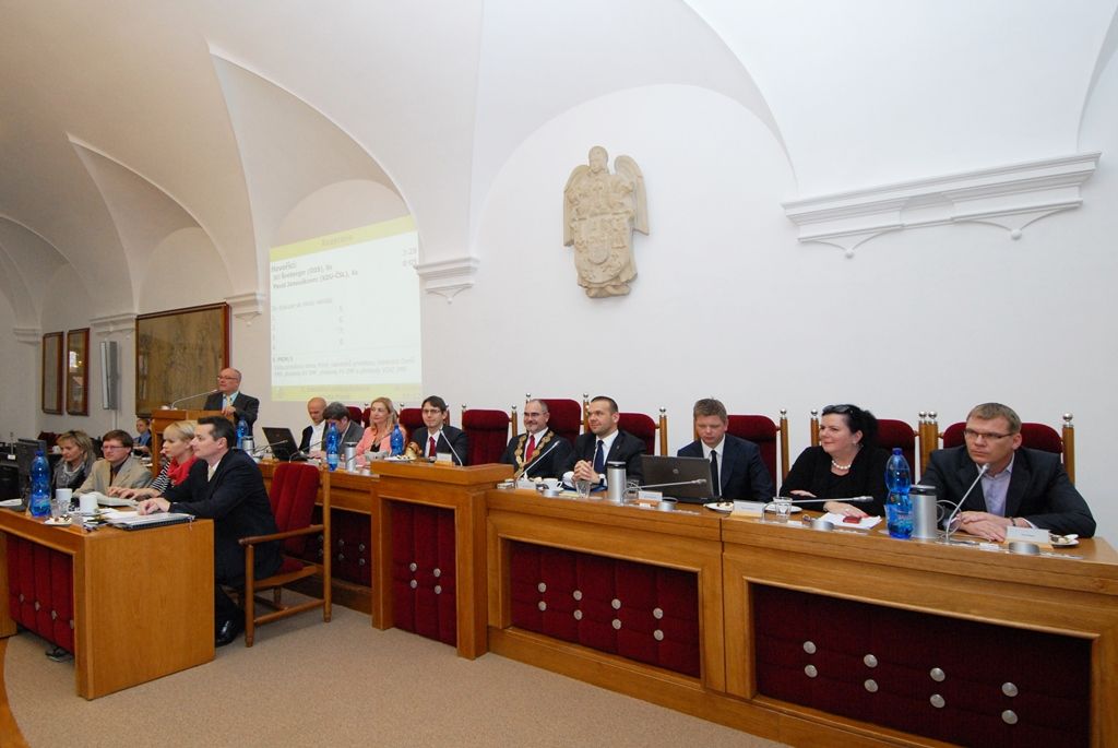 Primátorem byl 28 hlasy zvolen Martin Zrzavecký (ČSSD), prvním náměstkem pro oblast kultury, cestovního ruchu, památkové péče a projektu Plzeň – Evropské hlavní město kultury 2015 Martin Baxa z ODS (27 hlasy), náměstkem pro oblast ekonomickou Pavel Kotas z ČSSD (27 hlasy), náměstkem pro oblast dopravy a životního prostředí Petr Náhlík z KDU - ČSL (27 hlasy), náměstkem pro oblast technickou Pavel Šindelář z ODS (28 hlasy) a náměstkyní pro oblast školství a sociálních věcí Eva Herinková z ČSSD (27 hlasy). Zastupitelstvo zvolilo i ostatní uvolněné členy rady pro oblast nakládání s majetkem města Helenu Matoušovou z ODS (27 hlasy), pro oblast podpory podnikání a sportu Michala Dvořáka z hnutí Občané patrioti (28 hlasy) a neuvolněného člena rady pro oblast správy městských nemovitostí Davida Šloufa z ODS (27 hlasy). (foto: 6.11.2014)
