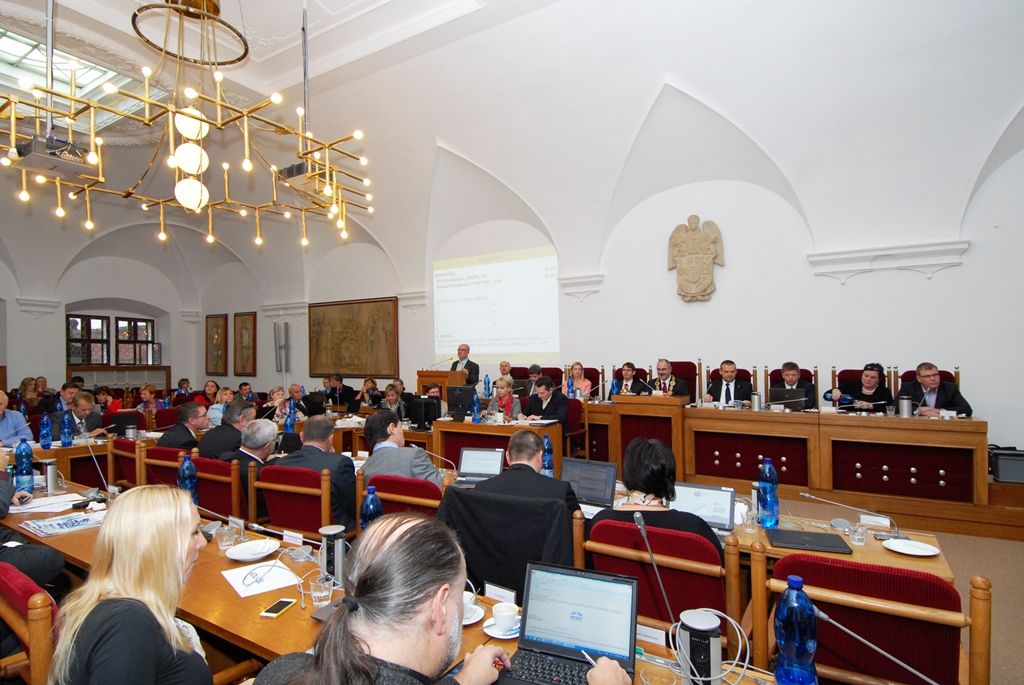 Primátorem byl 28 hlasy zvolen Martin Zrzavecký (ČSSD), prvním náměstkem pro oblast kultury, cestovního ruchu, památkové péče a projektu Plzeň – Evropské hlavní město kultury 2015 Martin Baxa z ODS (27 hlasy), náměstkem pro oblast ekonomickou Pavel Kotas z ČSSD (27 hlasy), náměstkem pro oblast dopravy a životního prostředí Petr Náhlík z KDU - ČSL (27 hlasy), náměstkem pro oblast technickou Pavel Šindelář z ODS (28 hlasy) a náměstkyní pro oblast školství a sociálních věcí Eva Herinková z ČSSD (27 hlasy). Zastupitelstvo zvolilo i ostatní uvolněné členy rady pro oblast nakládání s majetkem města Helenu Matoušovou z ODS (27 hlasy), pro oblast podpory podnikání a sportu Michala Dvořáka z hnutí Občané patrioti (28 hlasy) a neuvolněného člena rady pro oblast správy městských nemovitostí Davida Šloufa z ODS (27 hlasy). (foto: 6.11.2014)