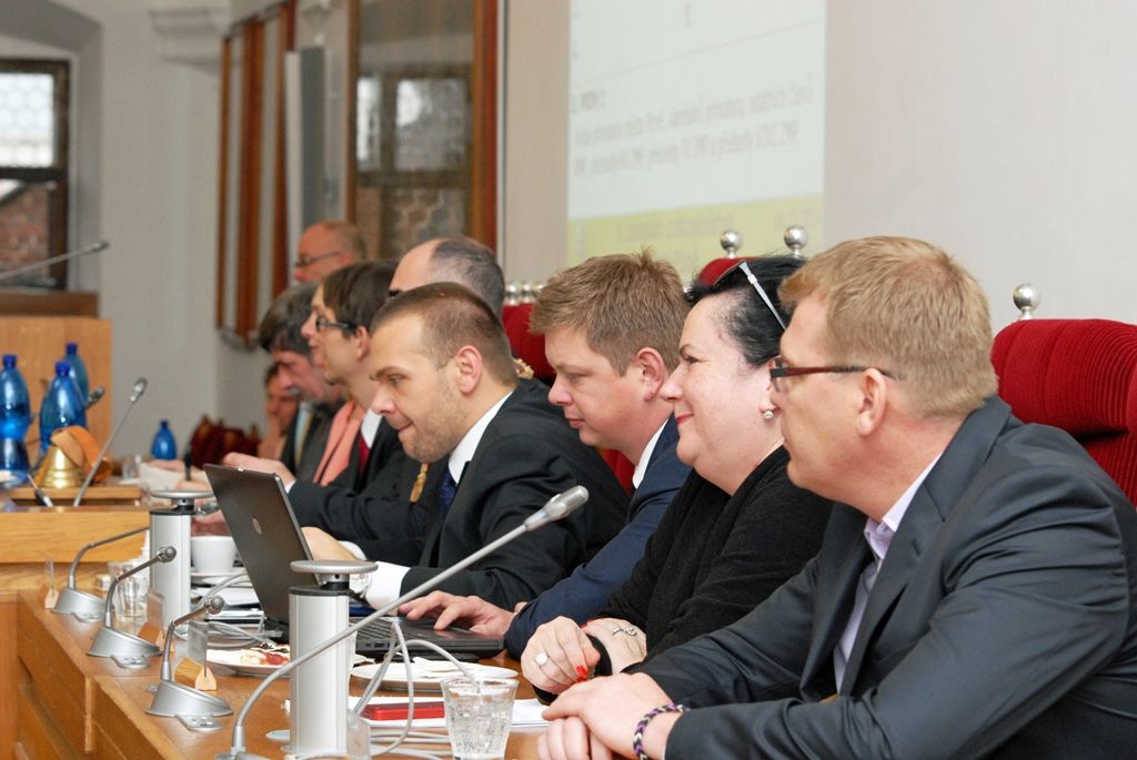 Primátorem byl 28 hlasy zvolen Martin Zrzavecký (ČSSD), prvním náměstkem pro oblast kultury, cestovního ruchu, památkové péče a projektu Plzeň – Evropské hlavní město kultury 2015 Martin Baxa z ODS (27 hlasy), náměstkem pro oblast ekonomickou Pavel Kotas z ČSSD (27 hlasy), náměstkem pro oblast dopravy a životního prostředí Petr Náhlík z KDU - ČSL (27 hlasy), náměstkem pro oblast technickou Pavel Šindelář z ODS (28 hlasy) a náměstkyní pro oblast školství a sociálních věcí Eva Herinková z ČSSD (27 hlasy). Zastupitelstvo zvolilo i ostatní uvolněné členy rady pro oblast nakládání s majetkem města Helenu Matoušovou z ODS (27 hlasy), pro oblast podpory podnikání a sportu Michala Dvořáka z hnutí Občané patrioti (28 hlasy) a neuvolněného člena rady pro oblast správy městských nemovitostí Davida Šloufa z ODS (27 hlasy). (foto: 6.11.2014)
