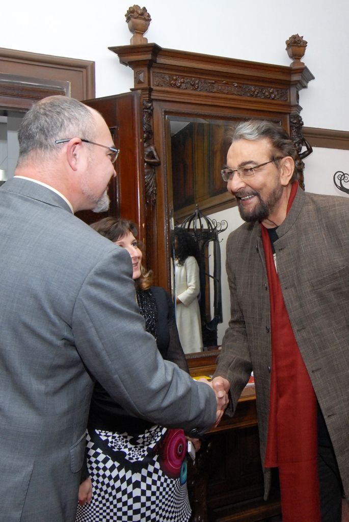 Světoznámý indický herec Kabir Bedi, představitel filmových rolí Sandokan nebo Černý korzár, se při své návštěvě Plzně setkal (11.11.2014) s primátorem Martinem Zrzaveckým a jeho prvním náměstkem Martinem Baxou. Herec přijel do Plzně v rámci Mezinárodního filmového festivalu pro děti a mládež Juniorfest a právě podpora dětí, umělců a kultury byla jedním z témat diskuse. Hovořilo se nejen o rychlém rozvoji filmového průmyslu a projektu Plzeň – Evropské hlavní město kultury 2015, ale také o vzájemné spolupráci mezi městem a indickou Bombají v rámci podpory mezinárodního obchodu.