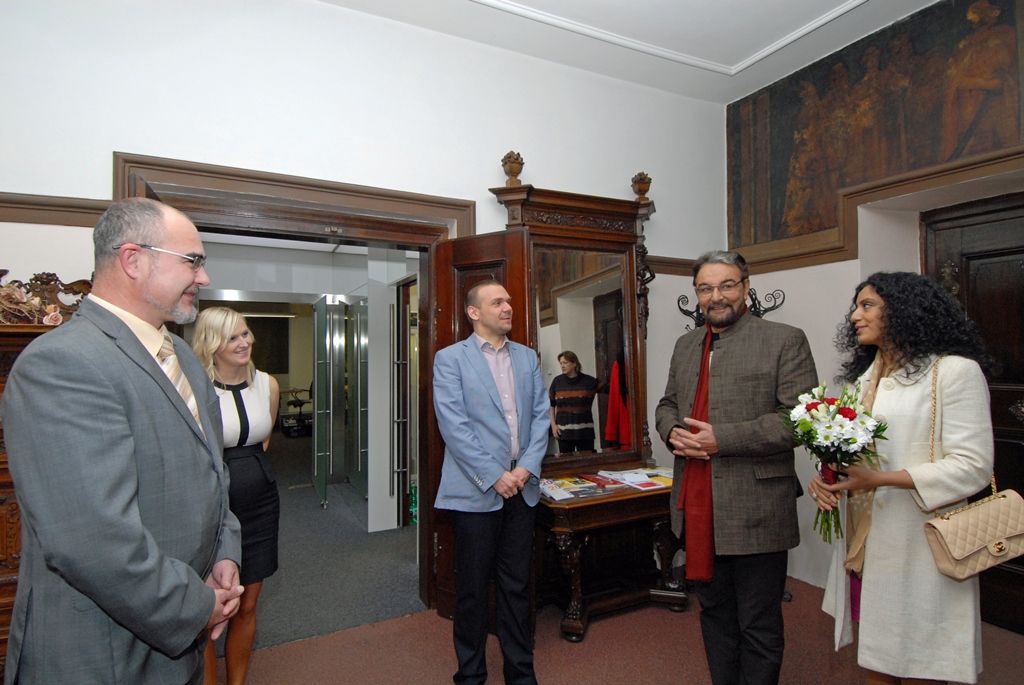 Světoznámý indický herec Kabir Bedi, představitel filmových rolí Sandokan nebo Černý korzár, se při své návštěvě Plzně setkal (11.11.2014) s primátorem Martinem Zrzaveckým a jeho prvním náměstkem Martinem Baxou. Herec přijel do Plzně v rámci Mezinárodního filmového festivalu pro děti a mládež Juniorfest a právě podpora dětí, umělců a kultury byla jedním z témat diskuse. Hovořilo se nejen o rychlém rozvoji filmového průmyslu a projektu Plzeň – Evropské hlavní město kultury 2015, ale také o vzájemné spolupráci mezi městem a indickou Bombají v rámci podpory mezinárodního obchodu.