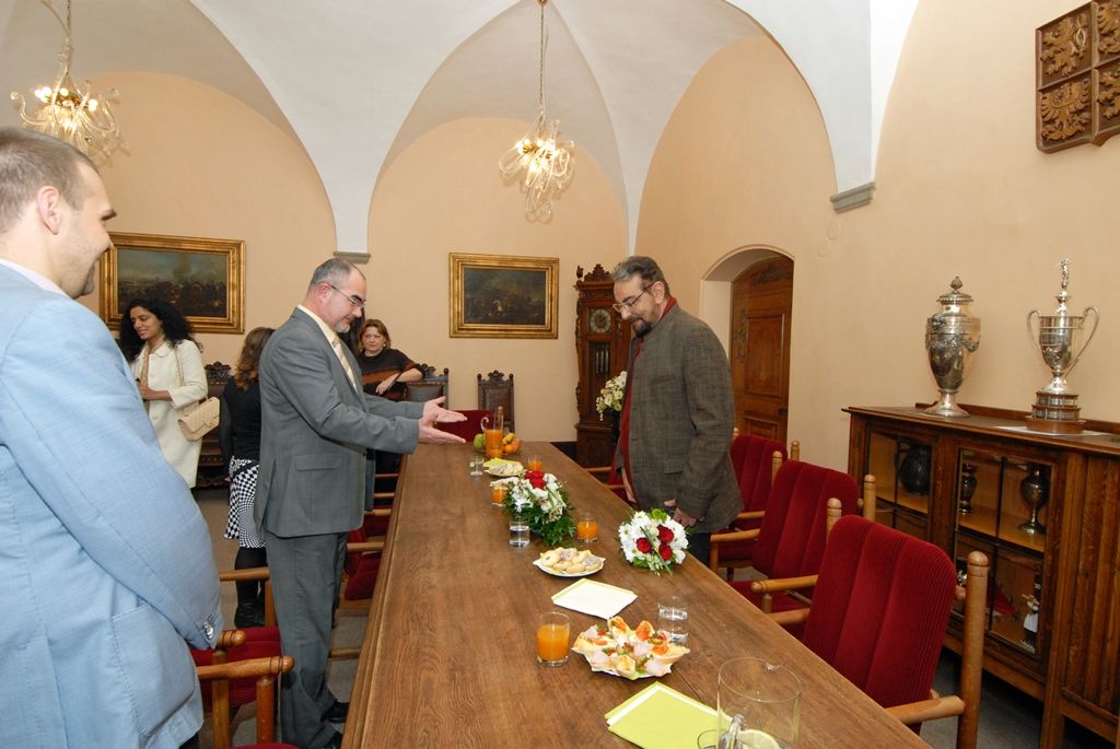 Světoznámý indický herec Kabir Bedi, představitel filmových rolí Sandokan nebo Černý korzár, se při své návštěvě Plzně setkal (11.11.2014) s primátorem Martinem Zrzaveckým a jeho prvním náměstkem Martinem Baxou. Herec přijel do Plzně v rámci Mezinárodního filmového festivalu pro děti a mládež Juniorfest a právě podpora dětí, umělců a kultury byla jedním z témat diskuse. Hovořilo se nejen o rychlém rozvoji filmového průmyslu a projektu Plzeň – Evropské hlavní město kultury 2015, ale také o vzájemné spolupráci mezi městem a indickou Bombají v rámci podpory mezinárodního obchodu.
