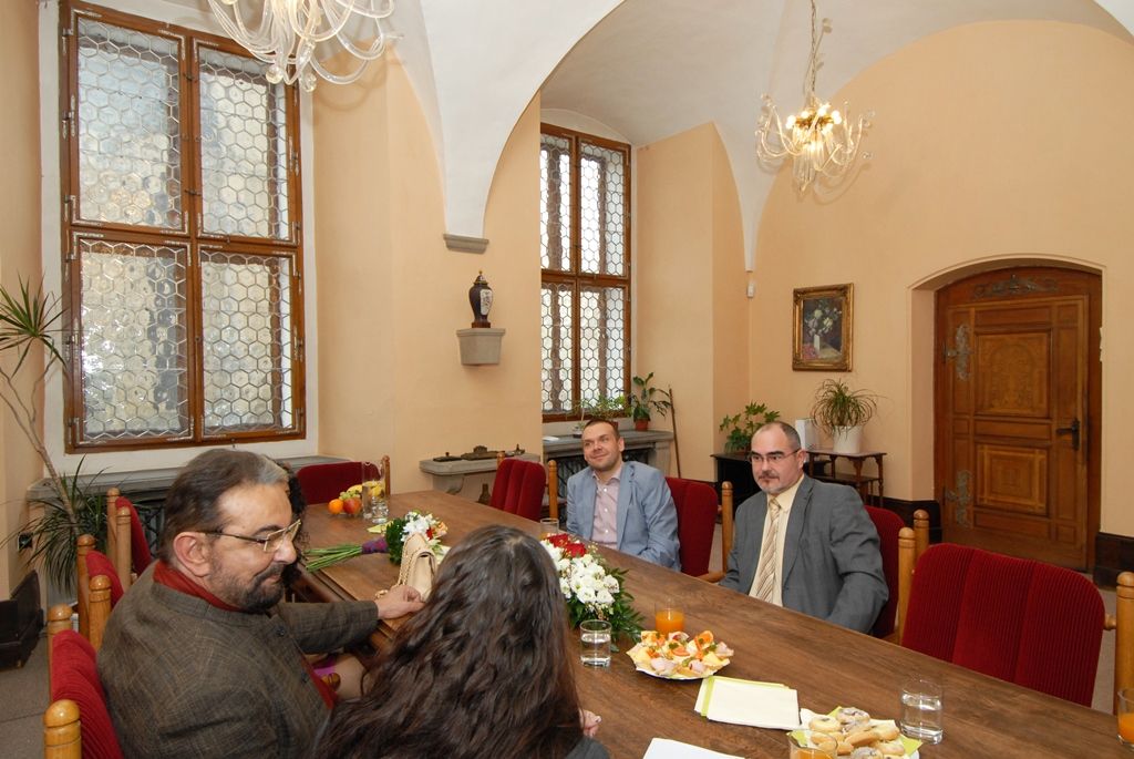 Světoznámý indický herec Kabir Bedi, představitel filmových rolí Sandokan nebo Černý korzár, se při své návštěvě Plzně setkal (11.11.2014) s primátorem Martinem Zrzaveckým a jeho prvním náměstkem Martinem Baxou. Herec přijel do Plzně v rámci Mezinárodního filmového festivalu pro děti a mládež Juniorfest a právě podpora dětí, umělců a kultury byla jedním z témat diskuse. Hovořilo se nejen o rychlém rozvoji filmového průmyslu a projektu Plzeň – Evropské hlavní město kultury 2015, ale také o vzájemné spolupráci mezi městem a indickou Bombají v rámci podpory mezinárodního obchodu.