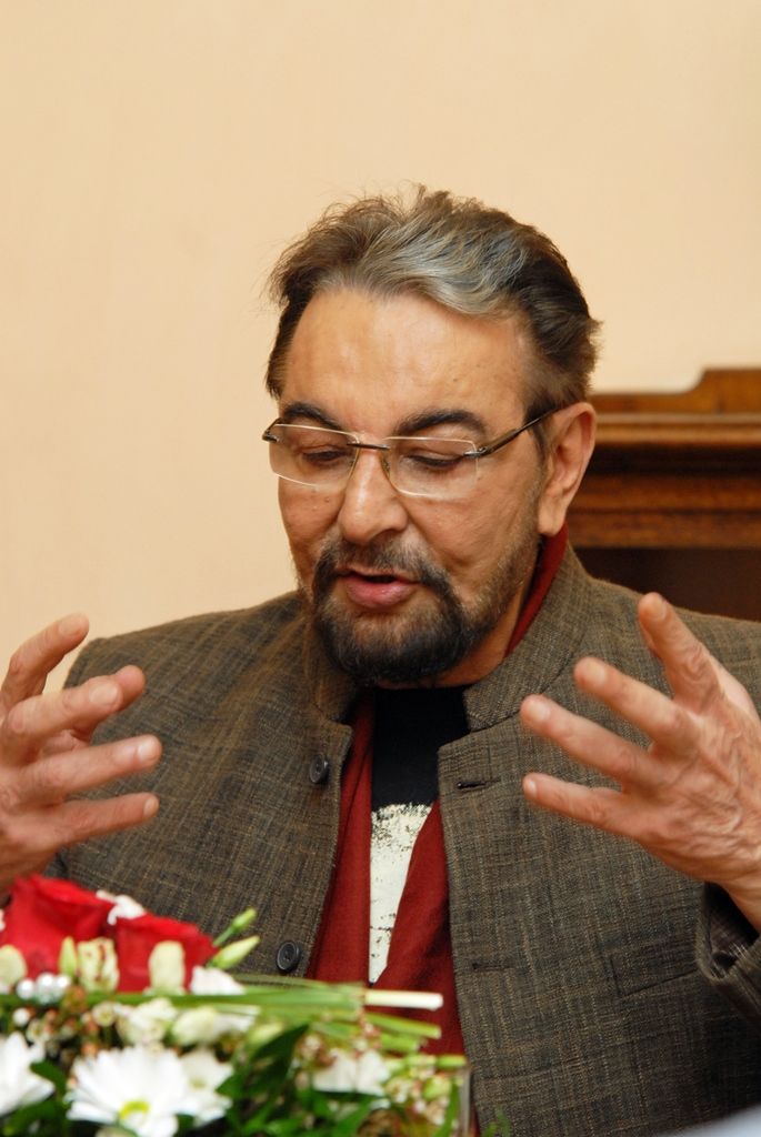 Světoznámý indický herec Kabir Bedi, představitel filmových rolí Sandokan nebo Černý korzár, se při své návštěvě Plzně setkal (11.11.2014) s primátorem Martinem Zrzaveckým a jeho prvním náměstkem Martinem Baxou. Herec přijel do Plzně v rámci Mezinárodního filmového festivalu pro děti a mládež Juniorfest a právě podpora dětí, umělců a kultury byla jedním z témat diskuse. Hovořilo se nejen o rychlém rozvoji filmového průmyslu a projektu Plzeň – Evropské hlavní město kultury 2015, ale také o vzájemné spolupráci mezi městem a indickou Bombají v rámci podpory mezinárodního obchodu.