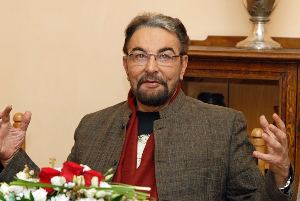Světoznámý indický herec Kabir Bedi, představitel filmových rolí Sandokan nebo Černý korzár, se při své návštěvě Plzně setkal (11.11.2014) s primátorem Martinem Zrzaveckým a jeho prvním náměstkem Martinem Baxou. Herec přijel do Plzně v rámci Mezinárodního filmového festivalu pro děti a mládež Juniorfest a právě podpora dětí, umělců a kultury byla jedním z témat diskuse. Hovořilo se nejen o rychlém rozvoji filmového průmyslu a projektu Plzeň – Evropské hlavní město kultury 2015, ale také o vzájemné spolupráci mezi městem a indickou Bombají v rámci podpory mezinárodního obchodu.