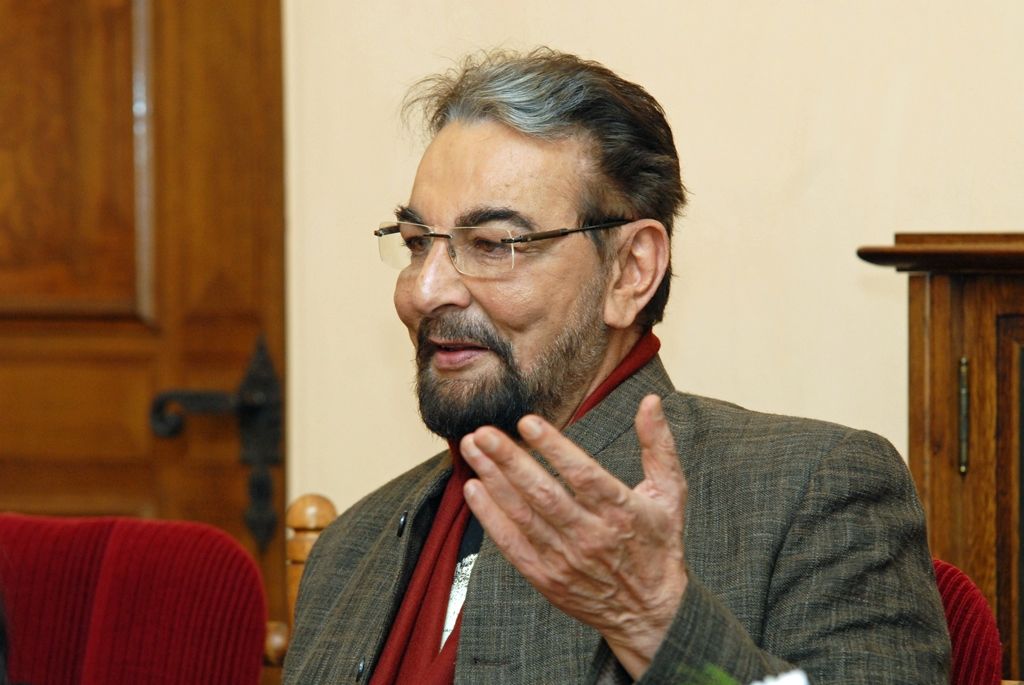 Světoznámý indický herec Kabir Bedi, představitel filmových rolí Sandokan nebo Černý korzár, se při své návštěvě Plzně setkal (11.11.2014) s primátorem Martinem Zrzaveckým a jeho prvním náměstkem Martinem Baxou. Herec přijel do Plzně v rámci Mezinárodního filmového festivalu pro děti a mládež Juniorfest a právě podpora dětí, umělců a kultury byla jedním z témat diskuse. Hovořilo se nejen o rychlém rozvoji filmového průmyslu a projektu Plzeň – Evropské hlavní město kultury 2015, ale také o vzájemné spolupráci mezi městem a indickou Bombají v rámci podpory mezinárodního obchodu.