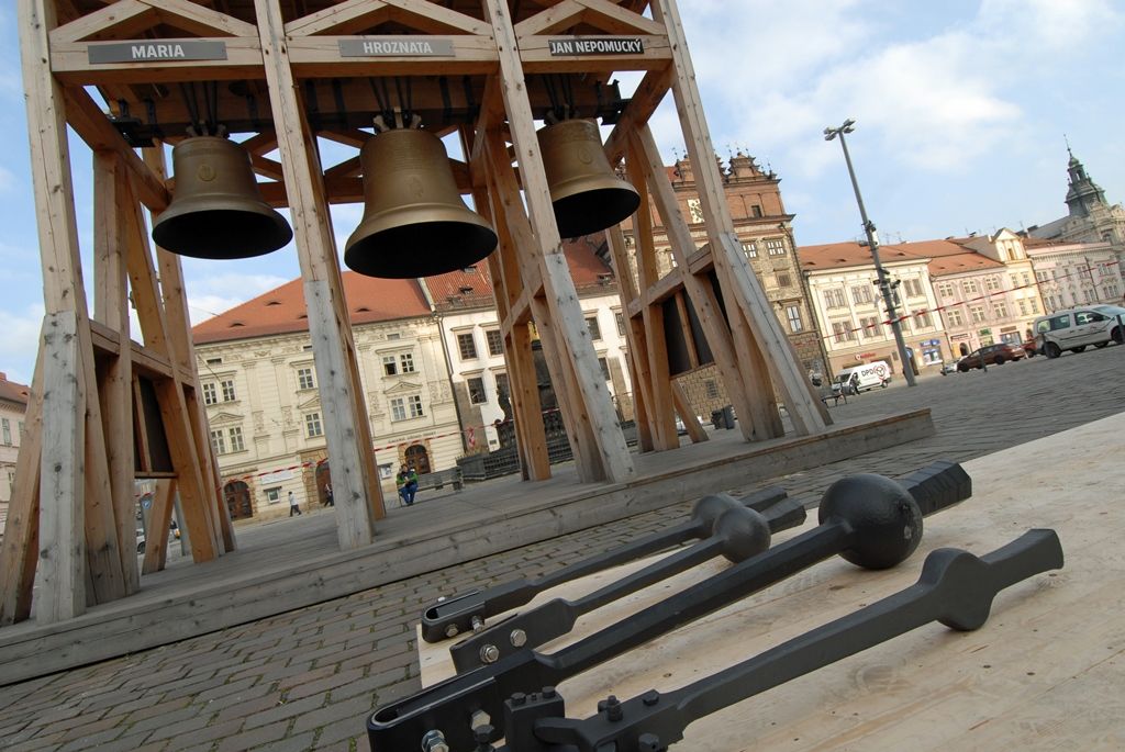 Srdce pro nové zvony a renovovaný zvon Prokop, který pochází z roku 1835 a do věže se vrátí spolu s novými zvony 18. listopadu, byly do Plzně dopraveny krátce před pětitunovým Bartolomějem. Na příjezd tu čekaly desítky Plzeňanů, kteří po usazení zvonů na dřevěnou podestu, vyjádřili poděkování potleskem. Celé akci přihlížel primátor Martin Zrzavecký, čímž projevil svoji podporu a obdiv organizátorům sbírky i zvonaři Petru Rudolfu Manouškovi. (foto: 14.11.2014)