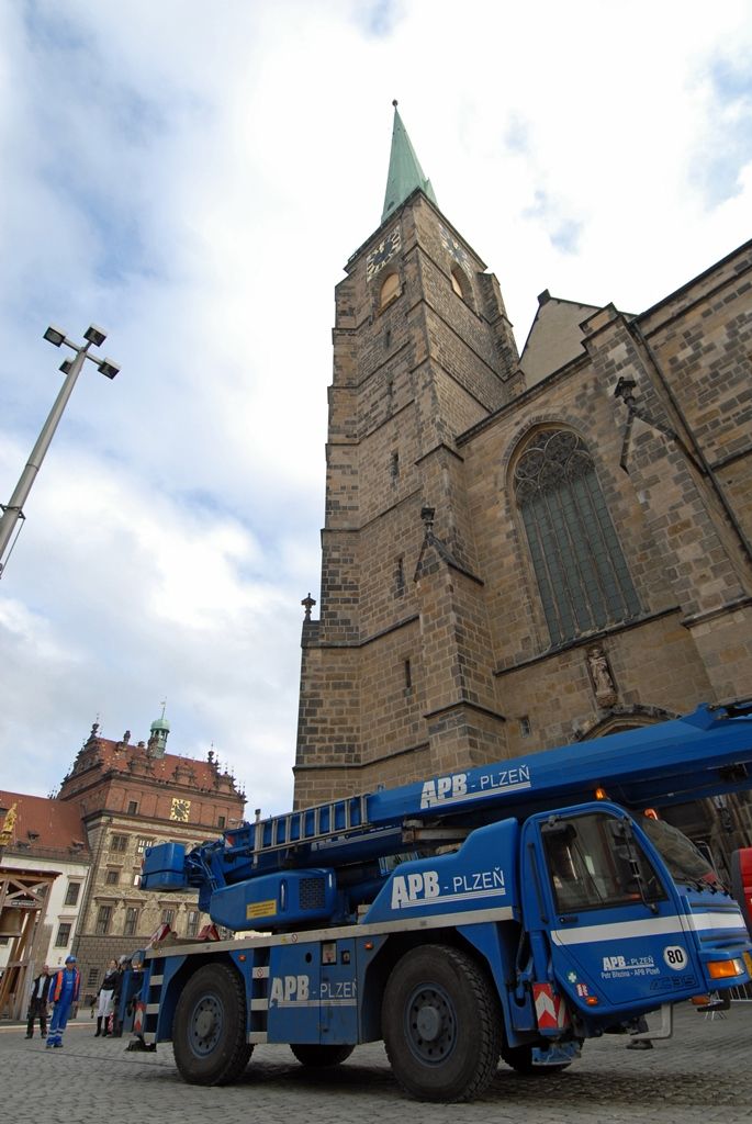 Srdce pro nové zvony a renovovaný zvon Prokop, který pochází z roku 1835 a do věže se vrátí spolu s novými zvony 18. listopadu, byly do Plzně dopraveny krátce před pětitunovým Bartolomějem. Na příjezd tu čekaly desítky Plzeňanů, kteří po usazení zvonů na dřevěnou podestu, vyjádřili poděkování potleskem. Celé akci přihlížel primátor Martin Zrzavecký, čímž projevil svoji podporu a obdiv organizátorům sbírky i zvonaři Petru Rudolfu Manouškovi. (foto: 14.11.2014)